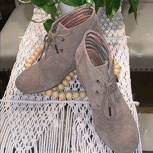 Toms Desert Wedge Suede booties